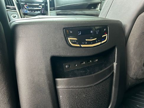 Used 2020 Cadillac Escalade Platinum image 21