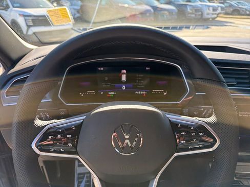 Used 2022 Volkswagen Tiguan SE R-Line image 21