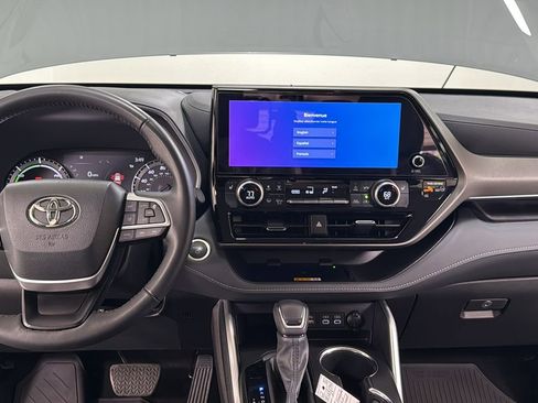 Certified 2024 Toyota Highlander XLE image 9