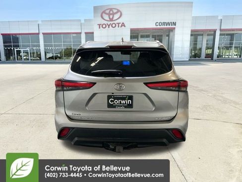 Used 2023 Toyota Highlander XLE image 7