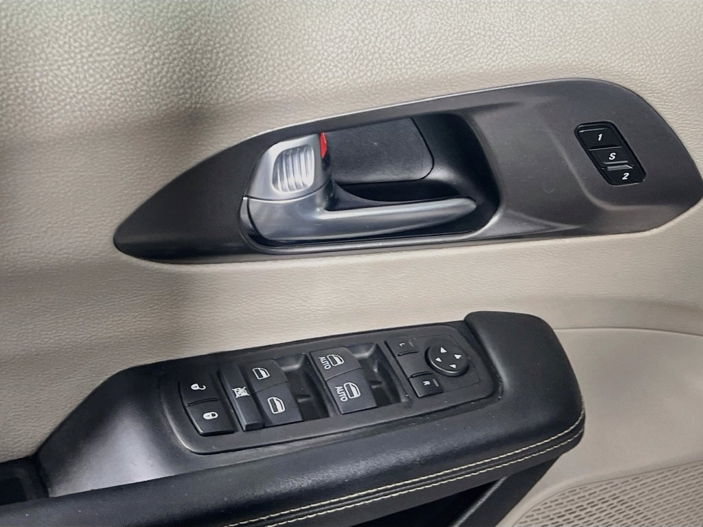 Used 2024 Chrysler Pacifica Touring-L FWD image 14