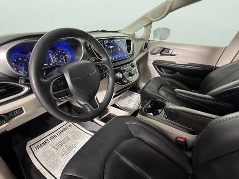 Used 2022 Chrysler Pacifica Touring-L FWD image 18