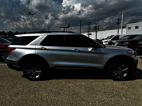 Used 2024 Ford Explorer XLT w/ Equipment Group 202A AWD/4WD image 8