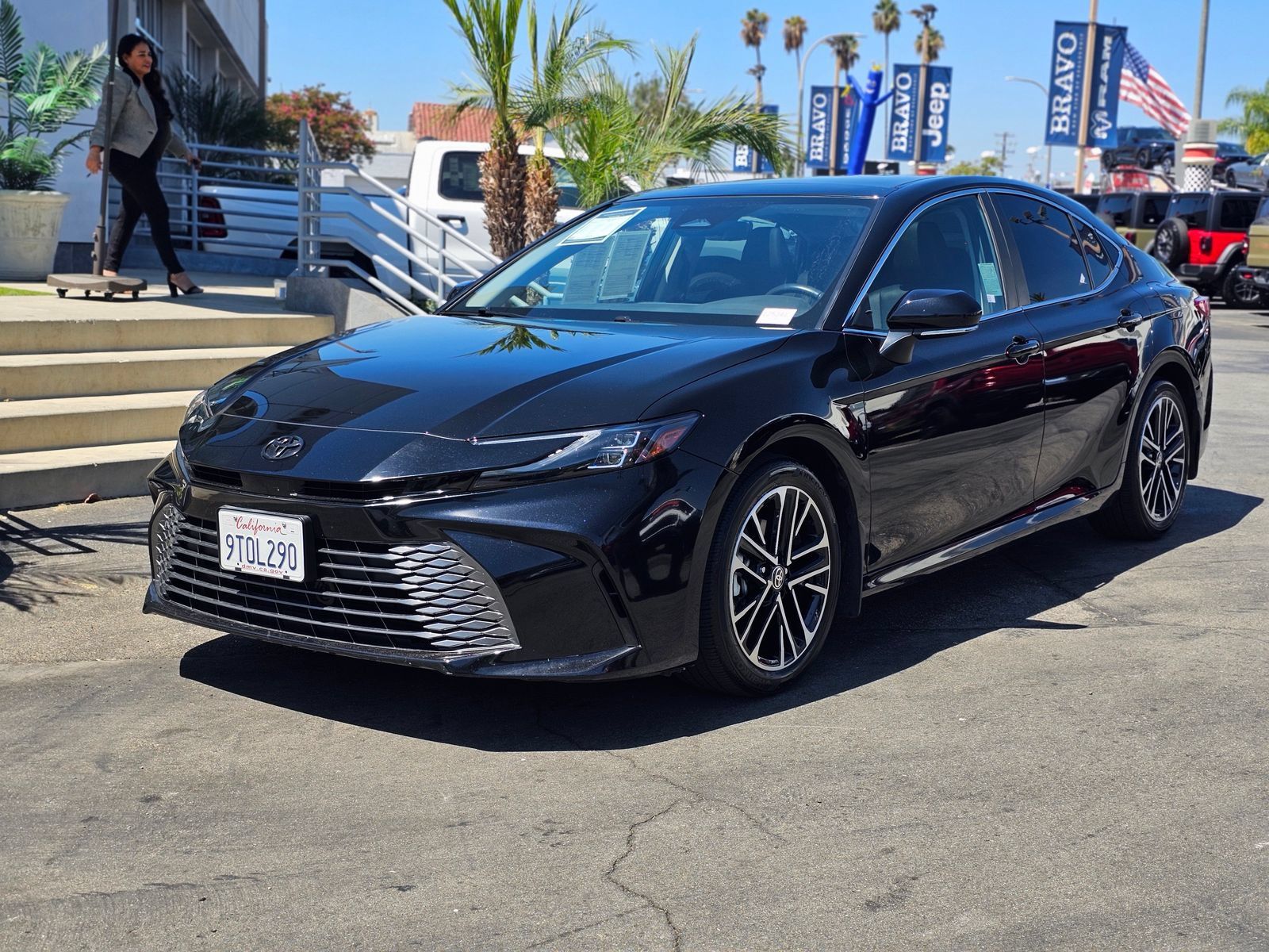 Used 2025 Toyota Camry XLE FWD image 4