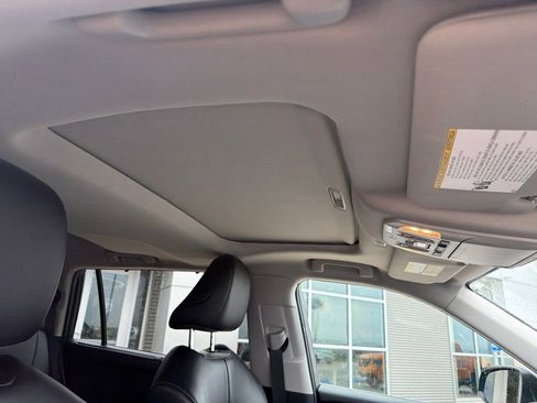 Used 2022 Toyota Highlander XLE AWD/4WD image 28