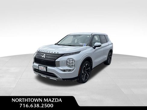 Used 2024 Mitsubishi Outlander SE image 1