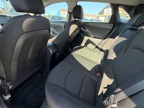 Used 2018 Hyundai Elantra GT FWD image 17