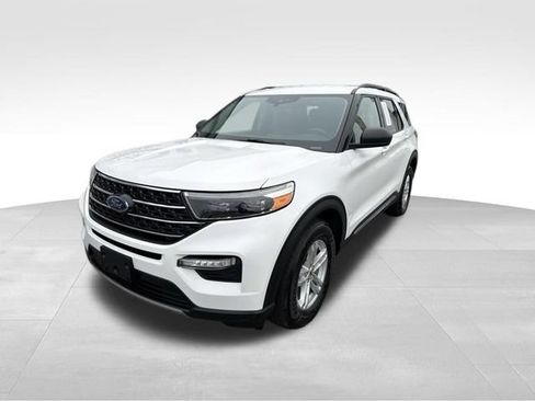 Used 2022 Ford Explorer XLT w/ Equipment Group 202A AWD/4WD image 4