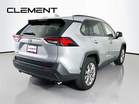 Used 2020 Toyota RAV4 XLE Premium FWD image 7