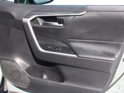 Used 2020 Toyota RAV4 XLE AWD/4WD image 18