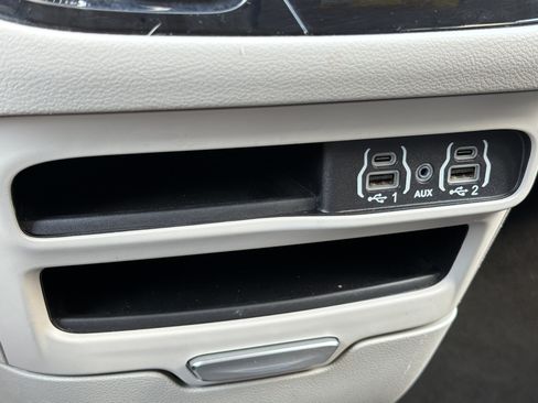 Used 2024 Chrysler Pacifica Touring-L FWD image 7