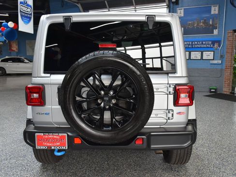Used 2024 Jeep Wrangler Unlimited Sahara w/ Technology Group AWD/4WD image 5