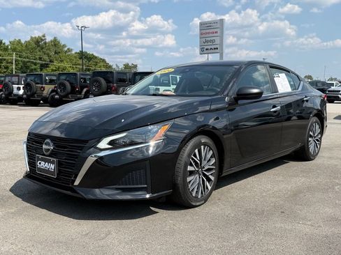 Used 2024 Nissan Altima 2.5 SV FWD image 3