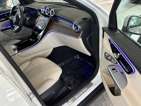 Used 2025 Mercedes-Benz GLC 300 4MATIC image 28