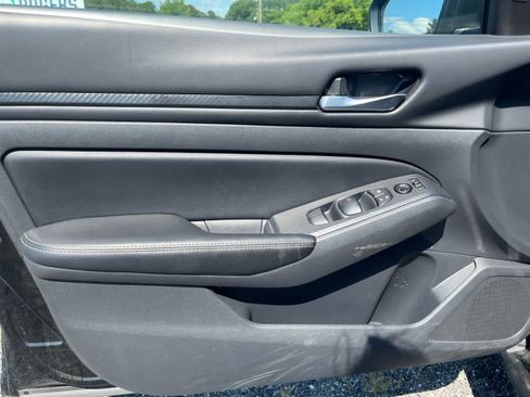 Used 2025 Nissan Altima 2.5 SV FWD image 4