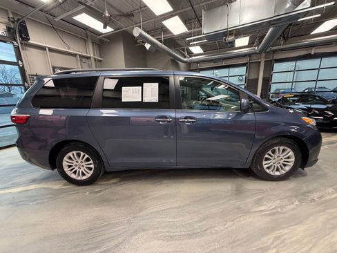 Used 2016 Toyota Sienna XLE Premium image 35