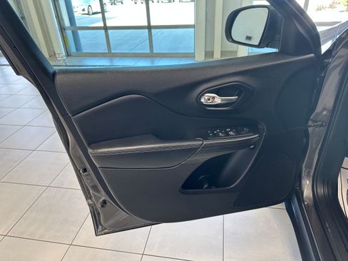 Used 2014 Jeep Cherokee Latitude AWD/4WD image 11