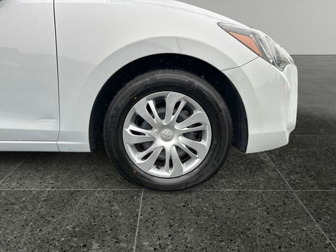 Used 2020 Toyota Yaris L image 10