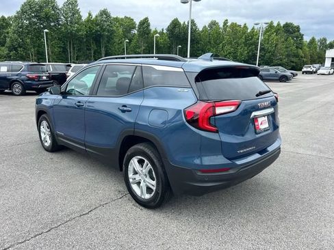 Used 2024 GMC Terrain SLE w/ Driver Convenience Package FWD image 5