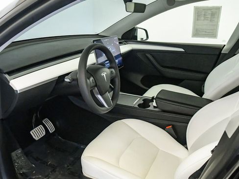 Used 2024 Tesla Model Y Performance image 17