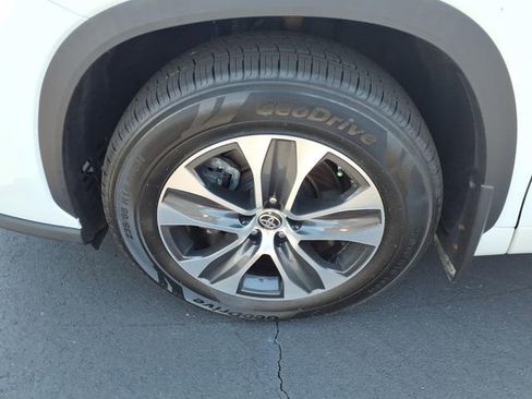 Used 2023 Toyota Highlander XLE image 4