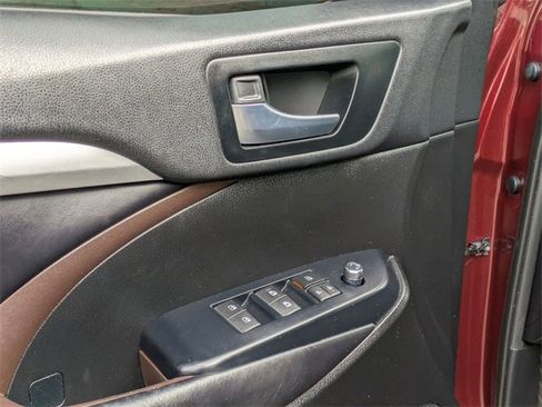 Used 2019 Toyota Highlander XLE image 10