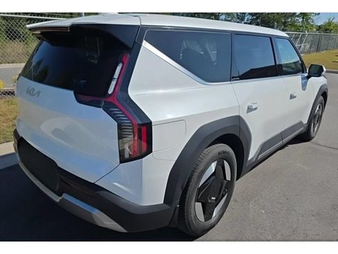Used 2024 Kia EV9 Light Long Range RWD image 3