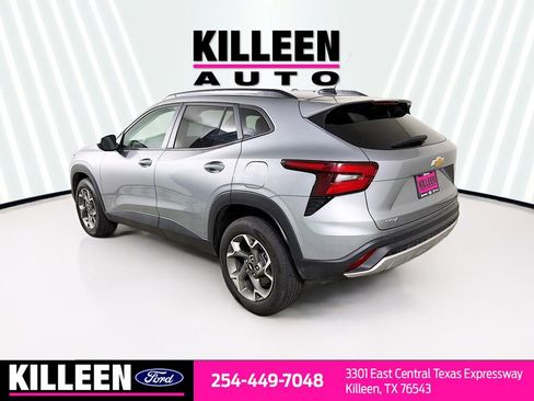 Used 2025 Chevrolet Trax LT w/ LT Convenience Package FWD image 6