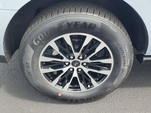 Used 2025 Ford Expedition Platinum AWD/4WD image 5