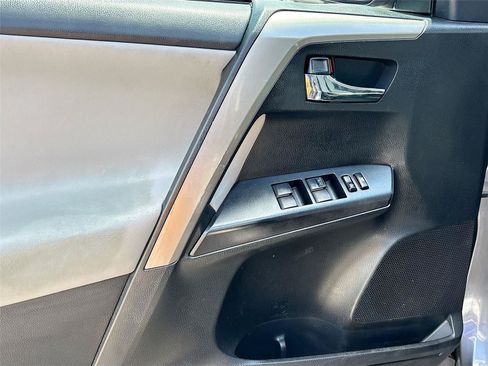 Used 2018 Toyota RAV4 XLE FWD image 18