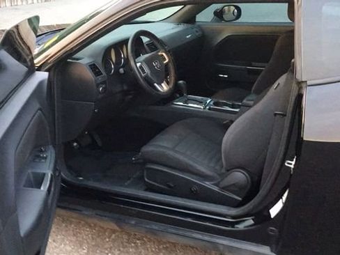 Used 2014 Dodge Challenger SXT image 10