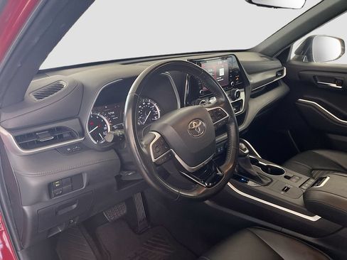 Used 2022 Toyota Highlander XSE FWD image 9