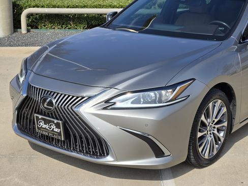 Used 2019 Lexus ES 350 w/ Premium Package image 11