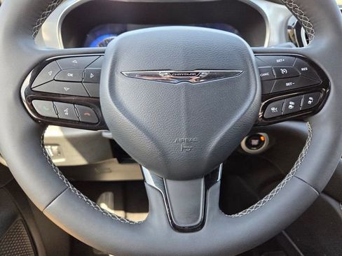 Used 2025 Chrysler Pacifica Limited image 36