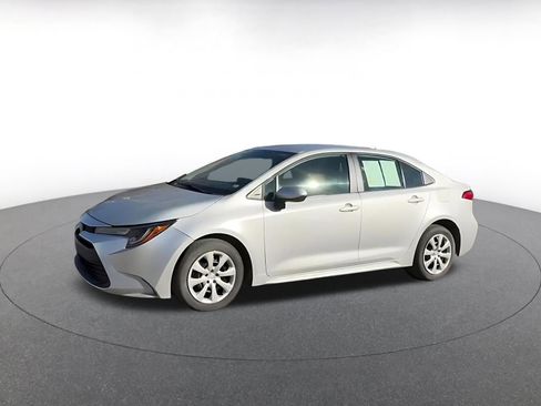 Used 2025 Toyota Corolla LE image 8