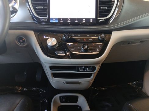 Used 2023 Chrysler Pacifica Touring-L image 11