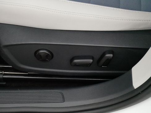Used 2025 Volkswagen Jetta SE w/ Sunroof Package FWD image 20