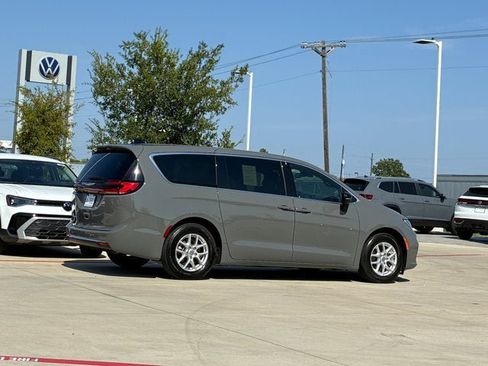 Used 2025 Chrysler Pacifica Select FWD image 8