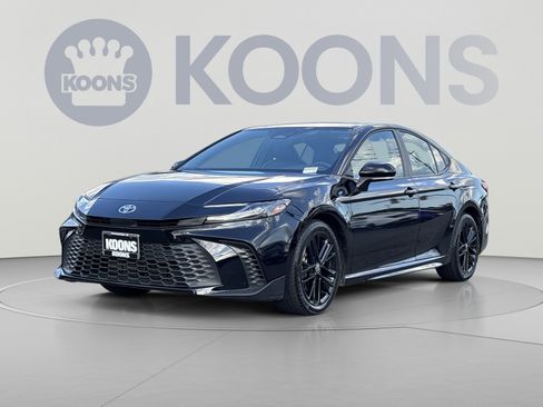 Used 2025 Toyota Camry SE FWD image 1