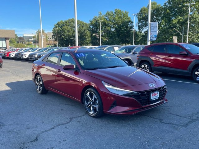 Used 2023 Hyundai Elantra SEL w/ Convenience Package FWD image 2