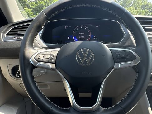 Used 2023 Volkswagen Tiguan SE image 15