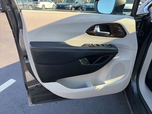 Used 2021 Chrysler Pacifica Limited image 19