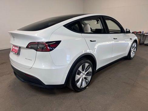 Used 2021 Tesla Model Y Long Range image 3