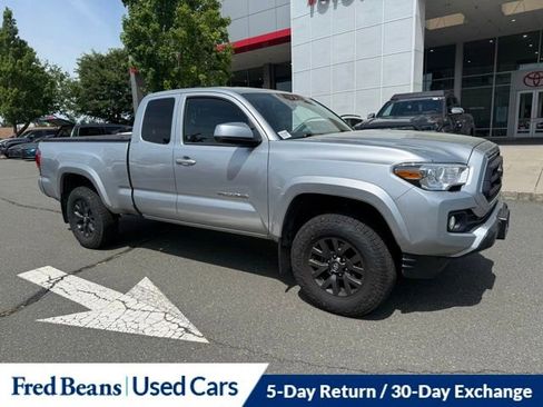Used 2022 Toyota Tacoma SR5 AWD/4WD image 2
