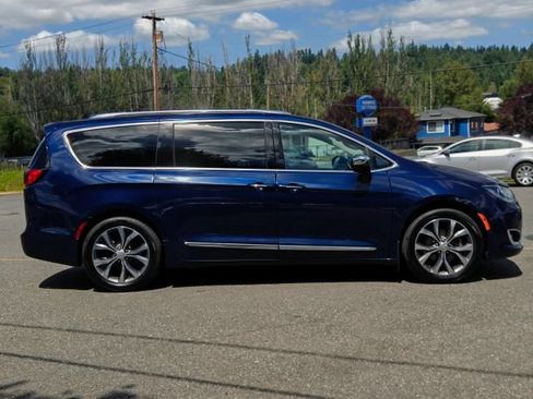 Used 2017 Chrysler Pacifica Limited w/ UConnect Theater Package FWD image 8