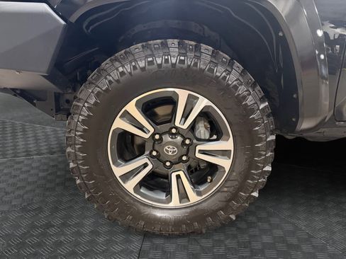 Used 2018 Toyota Tacoma TRD Sport image 16