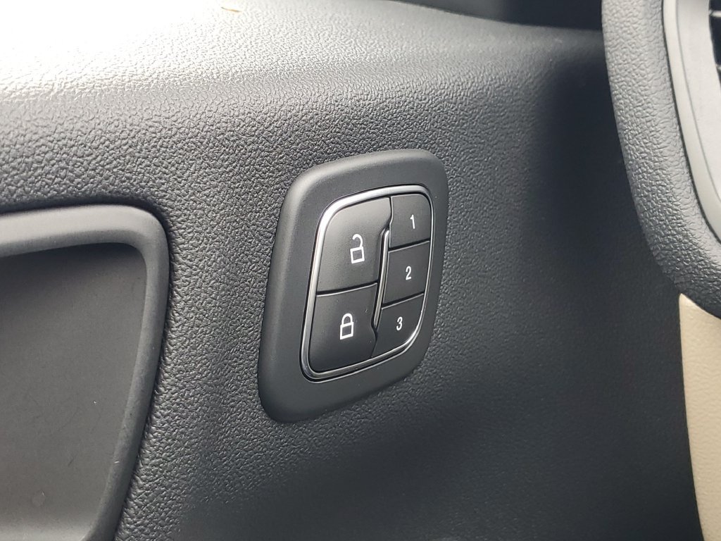 Used 2020 Ford Escape Titanium AWD/4WD image 19