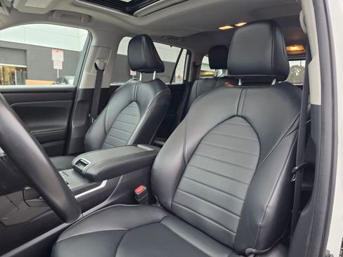 Used 2023 Toyota Highlander XLE AWD/4WD image 18