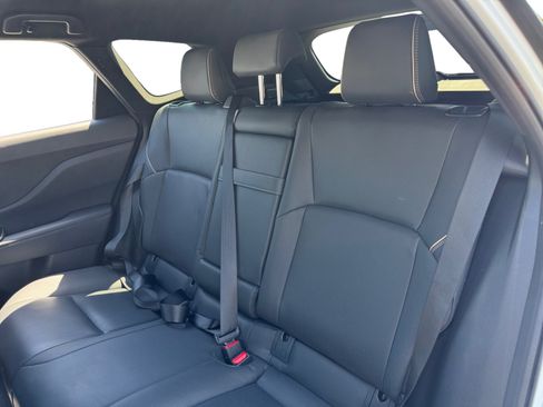 Used 2025 Toyota Crown Signia AWD/4WD image 13
