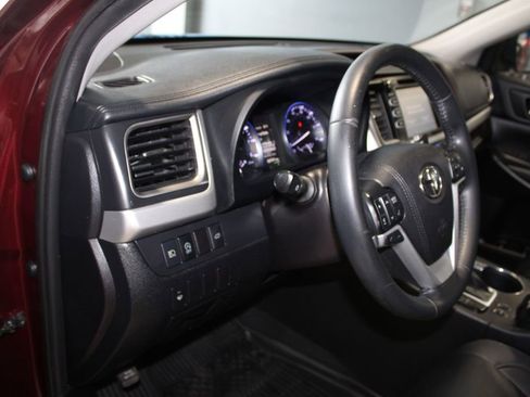Used 2019 Toyota Highlander XLE image 11